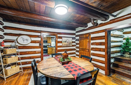 Bloomfield Cabin | Family Holiday Cabin in Kentucky w/Hot Tub!