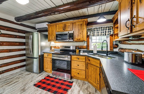 Bloomfield Cabin | Family Holiday Cabin in Kentucky w/Hot Tub!