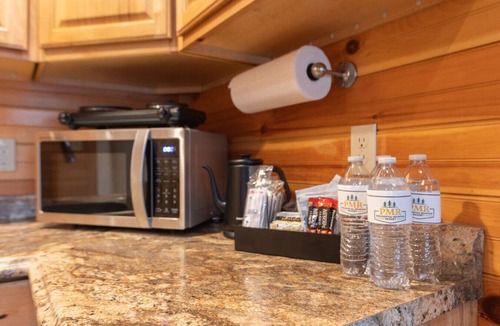 Bethlehem Cabin | Family Log Cabin Kitchenette White Mountains
