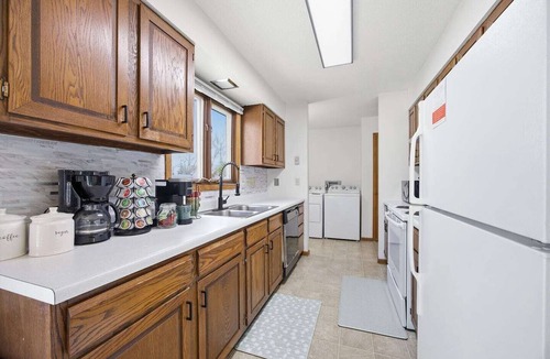 Fargo House | Family Retreat-King Bed+Bunk Bed-5min to Fargodome