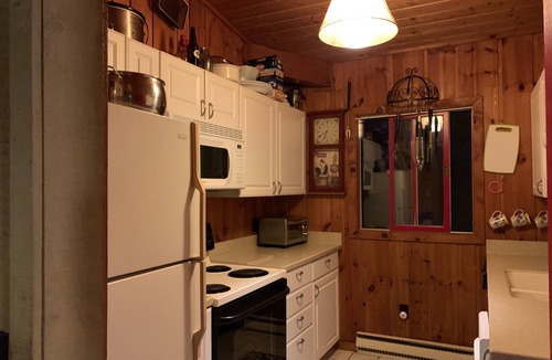 Lincoln House | Family size ski Cabin w deck, pool Resort & Spa walk to gondola, Scottish fest