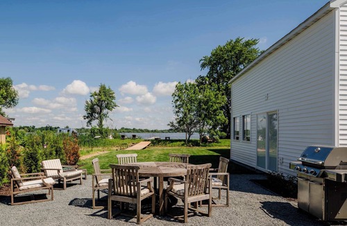 Butte Des Morts House | Family Waterfront Vacation 4BR, 3BA, Sleeps 12!