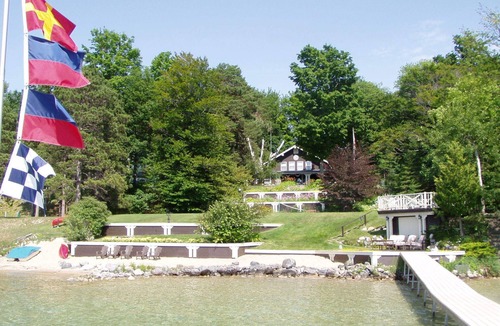 Clam River House | Fantastic Torch Lk Waterfront Cottage A ~Hot Tub- Tennis/pklbl Crt ~ Kayaks-SUP