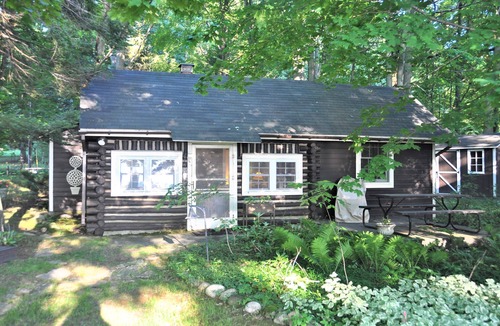 Clam River House | Fantastic Torch Lk Waterfront Cottage A ~Hot Tub- Tennis/pklbl Crt ~ Kayaks-SUP