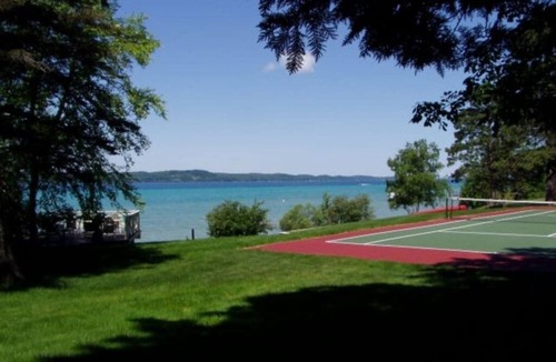 Clam River House | Fantastic Torch Lk Waterfront Cottage A ~Hot Tub- Tennis/pklbl Crt ~ Kayaks-SUP