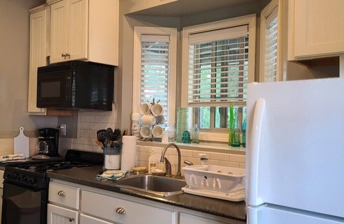 Sandwich Cottage | Fantastic, Updated, Seasonal 1-Bed Tiny House with Community Pool and Beach
