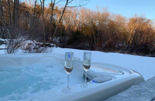 Kittery Point House | Farmhouse Gem with hot tub & fireplace