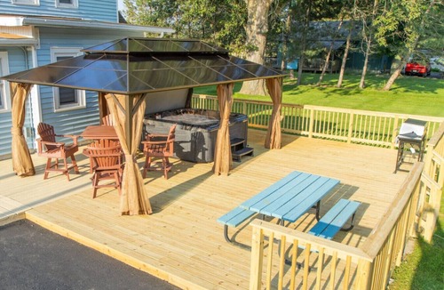 Port Clinton House | farmhouse/hot tub by Camp Perry