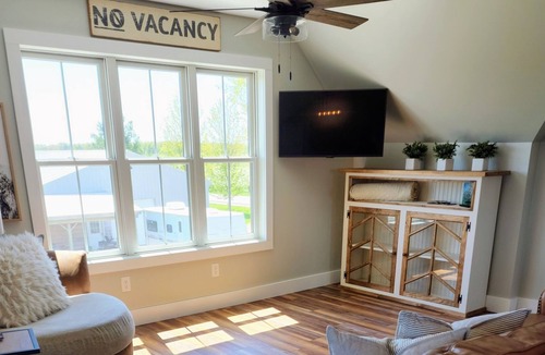 Williamsburg Apartment | Farmhouse Loft ~ 5.5 miles from Traverse City Horse Shows!