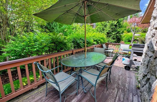 Carroll House | FC17 Stylishly renovated Forest Cottage walk to ski trails wifi cable ping pong AC