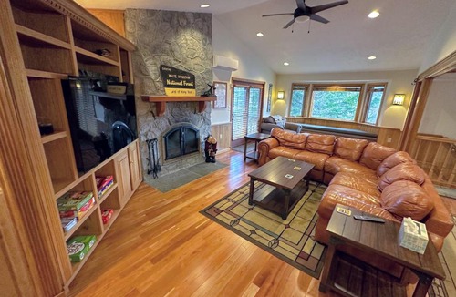 Carroll House | FC43 Renovated cozy spacious cottage with AC, air hockey, wifi close to ski trails!