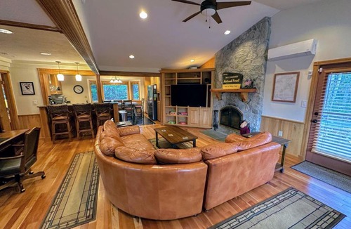 Carroll House | FC43 Renovated cozy spacious cottage with AC, air hockey, wifi close to ski trails!