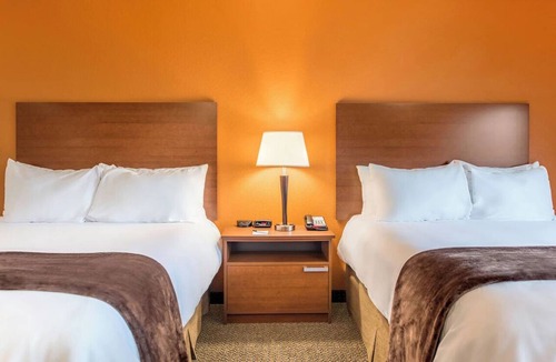 Rapid City Hotel | Feel at Home Near Dinosaur Park & WaTiki Waterpark! With Kitchen! Pets Allowed