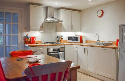 Hexham House | Felbridge Cottage