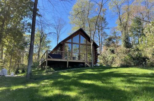 McArthur House | Fern Haven A modern take on Hocking Hills cabins