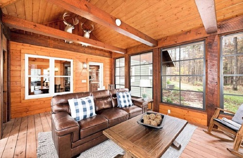 Hayward Cabin | Fernwood Forest MTB/Nordic Retreat with Sauna. EV charging on premises.