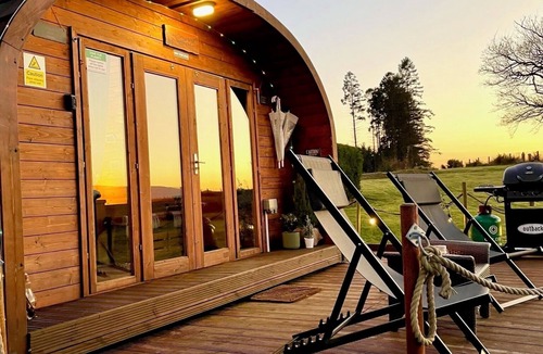 Glasgow Cabin | FINN VILLAGE Sunset Glamping Pod Private HOT TUB VIP Lounge