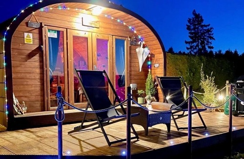 Glasgow Cabin | FINN VILLAGE Sunset Glamping Pod Private HOT TUB VIP Lounge