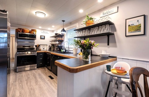 Thomaston House | Fire Pit & Grill, Movie Room, Workspace, A/C, Pets