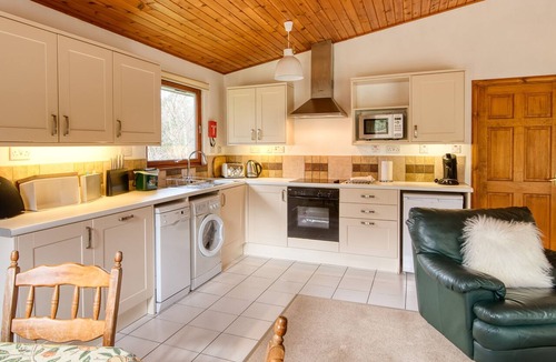 Crianlarich Cottage | Fisher - sleeps 2 guests in 1 bedroom