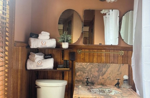 Central Northside Hotel | Florence Room - Villagio Boutique Hotel ★WALK to STADIUM ★FREE PARKING