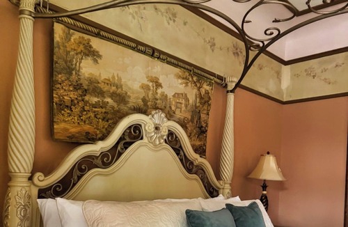 Central Northside Hotel | Florence Room - Villagio Boutique Hotel ★WALK to STADIUM ★FREE PARKING