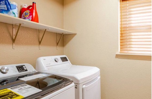Green Valley Ranch House | For large group luxury 6Bedroom HOT TUB furnished basement