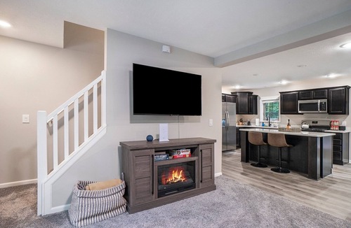 Mayfield House | 🏡 Forest Vibes – Large Home w/Nature Views, Game Room, 2 Decks 15 min to TC ➠ 1942