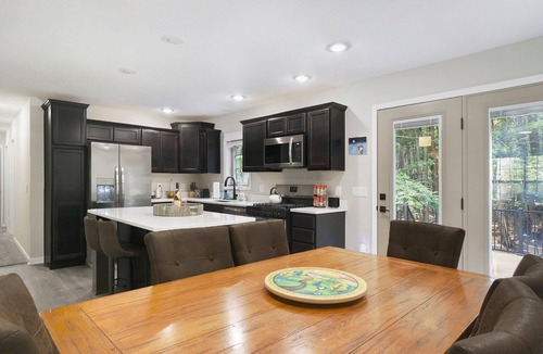 Mayfield House | 🏡 Forest Vibes – Large Home w/Nature Views, Game Room, 2 Decks 15 min to TC ➠ 1942