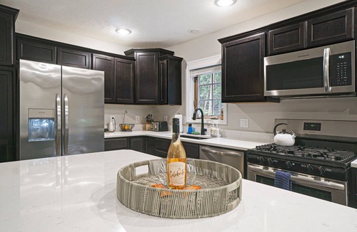 Mayfield House | 🏡 Forest Vibes – Large Home w/Nature Views, Game Room, 2 Decks 15 min to TC ➠ 1942