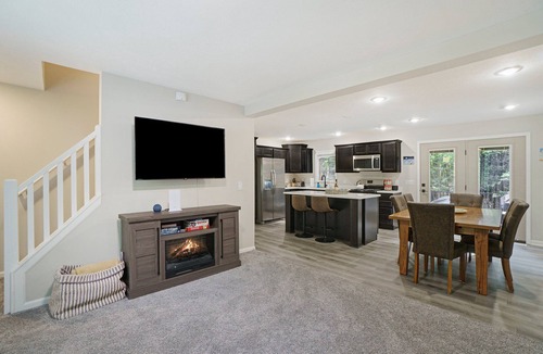 Mayfield House | 🏡 Forest Vibes – Large Home w/Nature Views, Game Room, 2 Decks 15 min to TC ➠ 1942