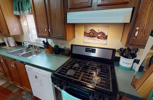 Nelsonville Cabin | Forest View-Hillside Cabin-Family Cabin-Private Bathroom