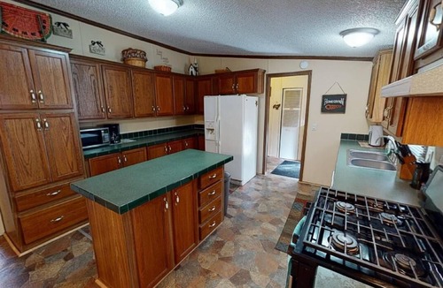 Nelsonville Cabin | Forest View-Hillside Cabin-Family Cabin-Private Bathroom