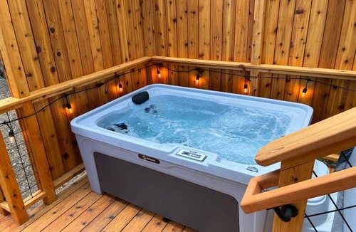 Ellsworth Cabin | Forest Views | Private Hot Tub | Alder Treehouse