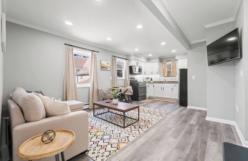 Fort Wayne Apartment | Fort Wayne Apartment | King Bed, Parking Included