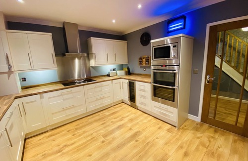 Carlisle Cottage | Four Oaks Cottage, Private Children’s Park, Large Garden & Hot Tub