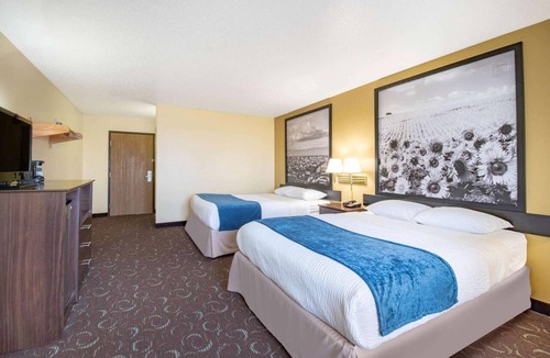 Bottineau Hotel | Four Seasons Inn