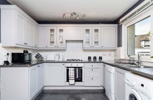 Clydebank Apartment | Free Parking & Easy Glasgow Access - WiFi
