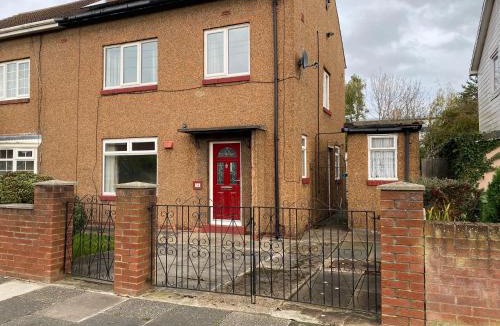 West Boldon House | Free Driveway Parking 3 Bedroom Boldon House Nissan 10 mins, Fast WIFI, Ideal for long term contractor, etc stays - Dwellcome Home Ltd - see our site for assurance