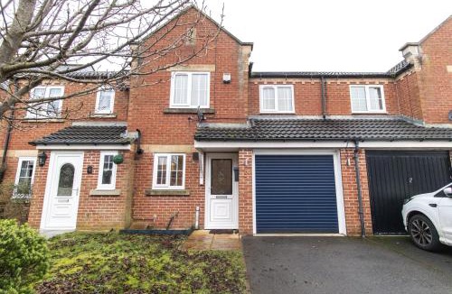 Boldon Colliery House | Free Driveway Parking, 3 Double Bedroom House, Quiet Private Estate, Fast WIFI, Ideal for Long Term Contractor, etc Stays, 3 miles 7 mins drive to Nissan, 15 mins to Sunderland Newcastle, Regular Housekeeping Options - See Our Site for Assurance