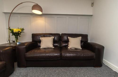 Boldon Colliery House | Free Driveway Parking, 3 Double Bedroom House, Quiet Private Estate, Fast WIFI, Ideal for Long Term Contractor, etc Stays, 3 miles 7 mins drive to Nissan, 15 mins to Sunderland Newcastle, Regular Housekeeping Options - See Our Site for Assurance