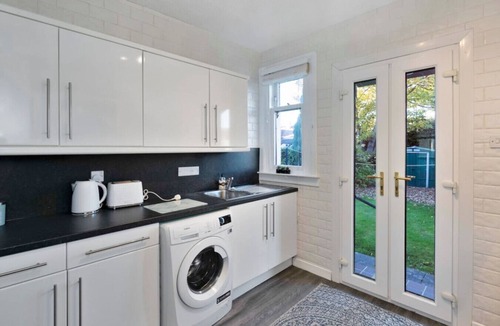 MacMerry Apartment | Free Parking | Central | Sleeps 6 | 3 Bedrooms