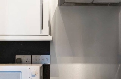 MacMerry Apartment | Free Parking | Central | Sleeps 6 | 3 Bedrooms