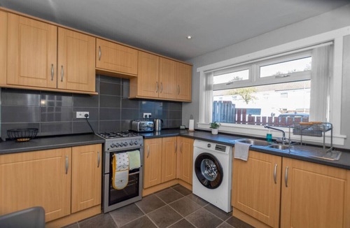 Livingston House | Free Parking | Central | Sleeps 5 | 2 Bedrooms