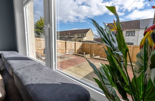 Livingston House | Free Parking | Central | Sleeps 7 | 3 Bedrooms