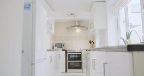 South Shields Hotel | Free Parking, Entire 8 Ensuite Bedroom Townhouse, Fully Equipped Kitchen, Dining Room & Lounge, Perfect for Family Gatherings, Long Term Contractor, Relocation, etc Stays, 15 mins to Nissan, 20 mins to Sunderland & Newcastle, See our Site for Assurance