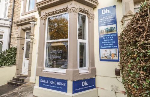 South Shields Hotel | Free Parking, Entire 8 Ensuite Bedroom Townhouse, Fully Equipped Kitchen, Dining Room & Lounge, Perfect for Family Gatherings, Long Term Contractor, Relocation, etc Stays, 15 mins to Nissan, 20 mins to Sunderland & Newcastle, See our Site for Assurance