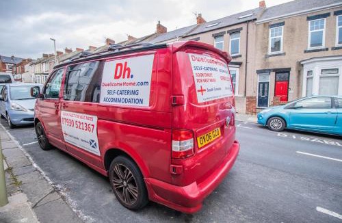 South Shields Apartment | Free Parking, Ideal for Long Term Contractor, etc Stays, Regular Housekeeping Option, 10 min Walk from Beach and Metro 15-20 min Drive to Nissan & Newcastle - Dwellcome Home Ltd 2 DOUBLE Bedroom 3 Bed Apt, Fast WIFI - See our Site for Assurance