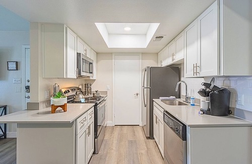 Paradise Valley Village Condo | Free Parking King Bed Walk to Dining & Shops