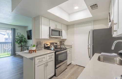 Paradise Valley Village Condo | Free Parking King Bed Walk to Dining & Shops